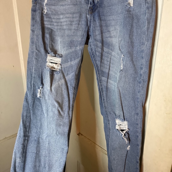 Almost Famous Capris Ripped Jeans - Picture 1 of 2